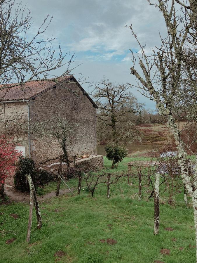 La Ferme Du Pont De Maumy, Cabane Au Bord De L'Etang Et Bain Nordique Busserolles Экстерьер фото