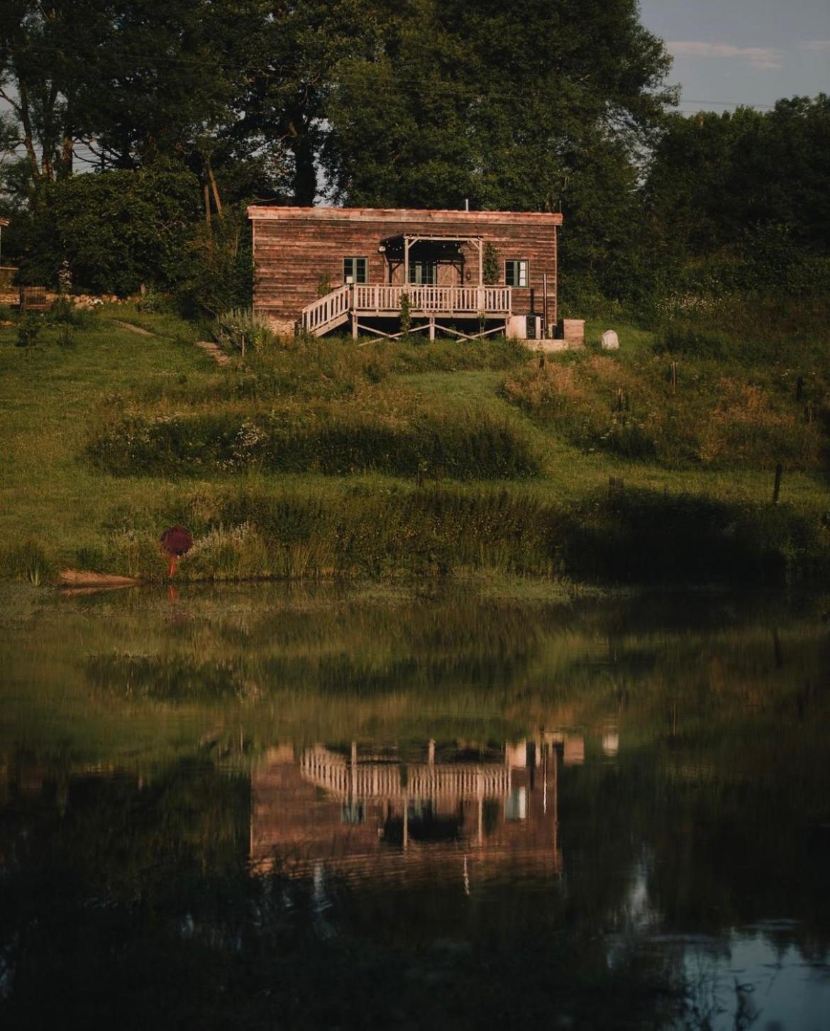 La Ferme Du Pont De Maumy, Cabane Au Bord De L'Etang Et Bain Nordique Busserolles Экстерьер фото