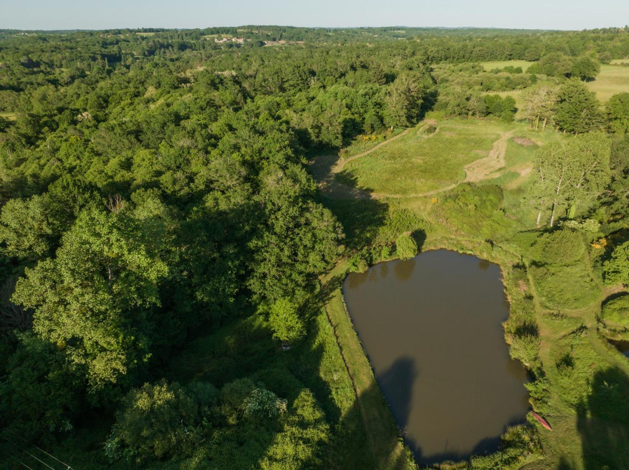 La Ferme Du Pont De Maumy, Cabane Au Bord De L'Etang Et Bain Nordique Busserolles Экстерьер фото